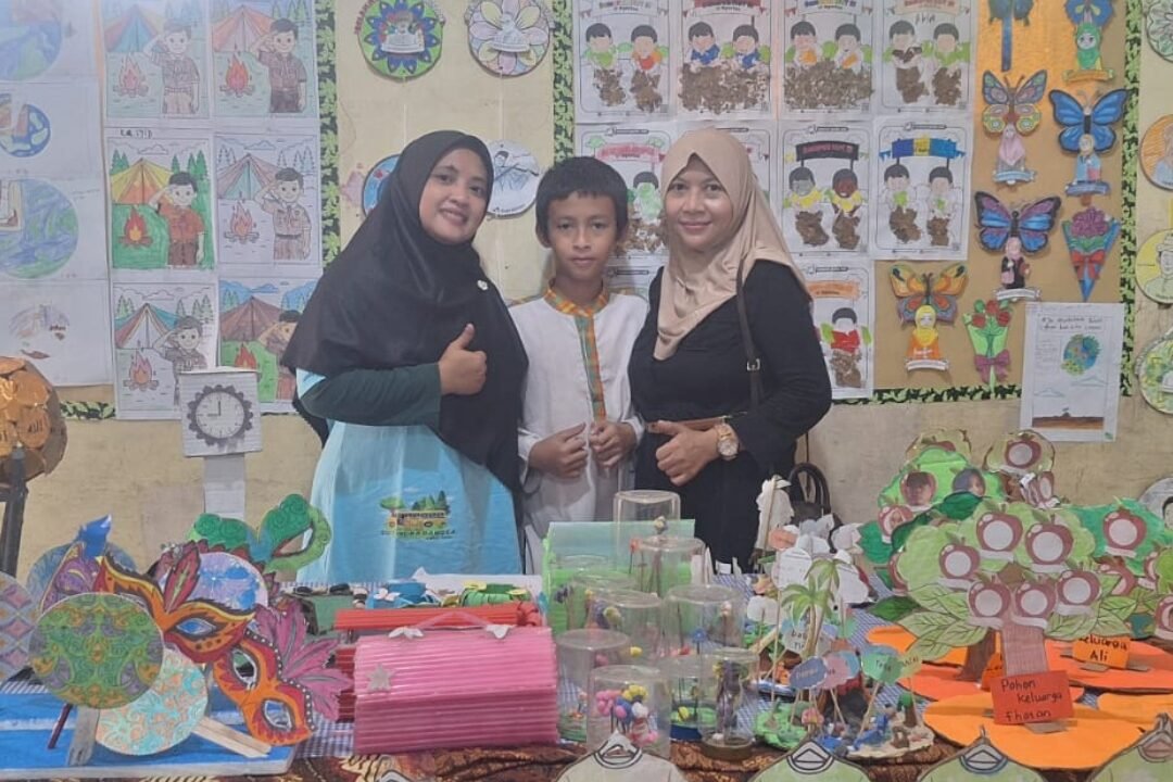 KREATIVITAS ANAK SEJAK DINI DALAM MENGEMBANGKAN BAKAT KARYA SENI LEWAT PAMERAN KARYA SENI DI SEKOLAH SDIT INDRA BANGSA