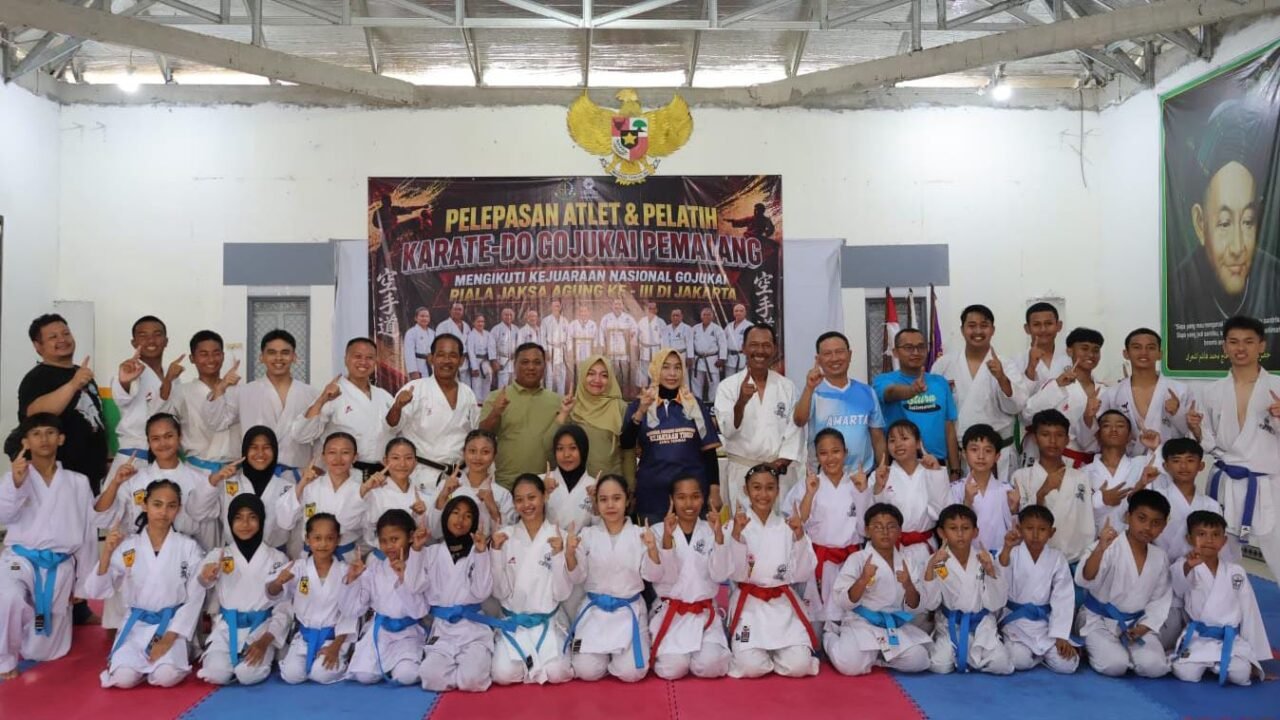 Kajari Pemalang Melepas 23 Atlit Dan Pelatih Mewakili Komda Jawa Tengah Ke Event Helaran Kejurnas Gojukai Piala Jaksa Agung Ke III Di Jakarta 